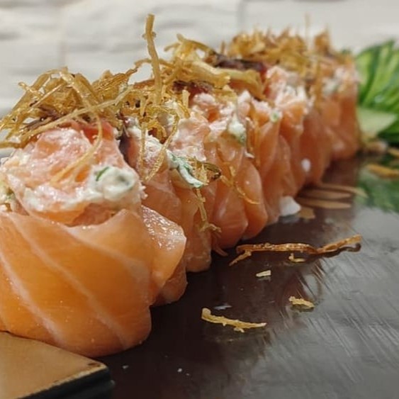 Joy de Barriga de Salmão cream cheese e alho poró frito. Porção de 5