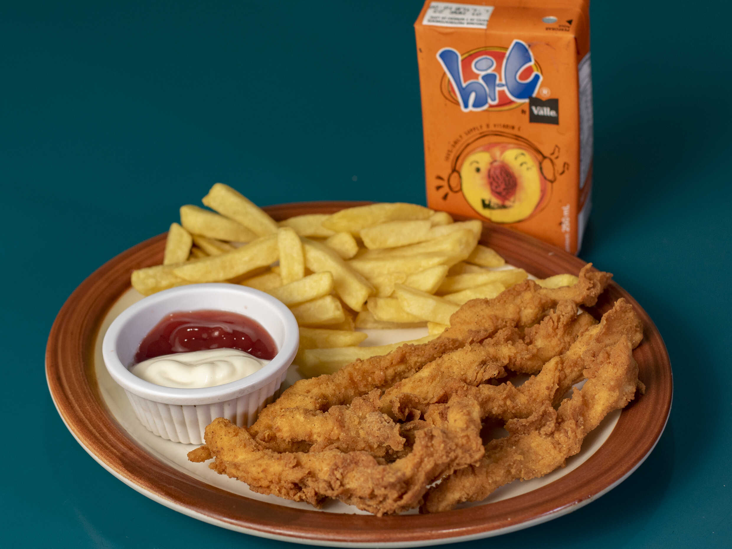 Deditos de Pollo o Pescado con Papas y Jugo