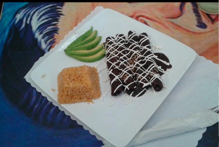Enmoladas 3 + Sopa de verdura + Limonada + postre