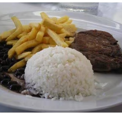 Arroz , feijão , farofa, batata frita Ou purê.