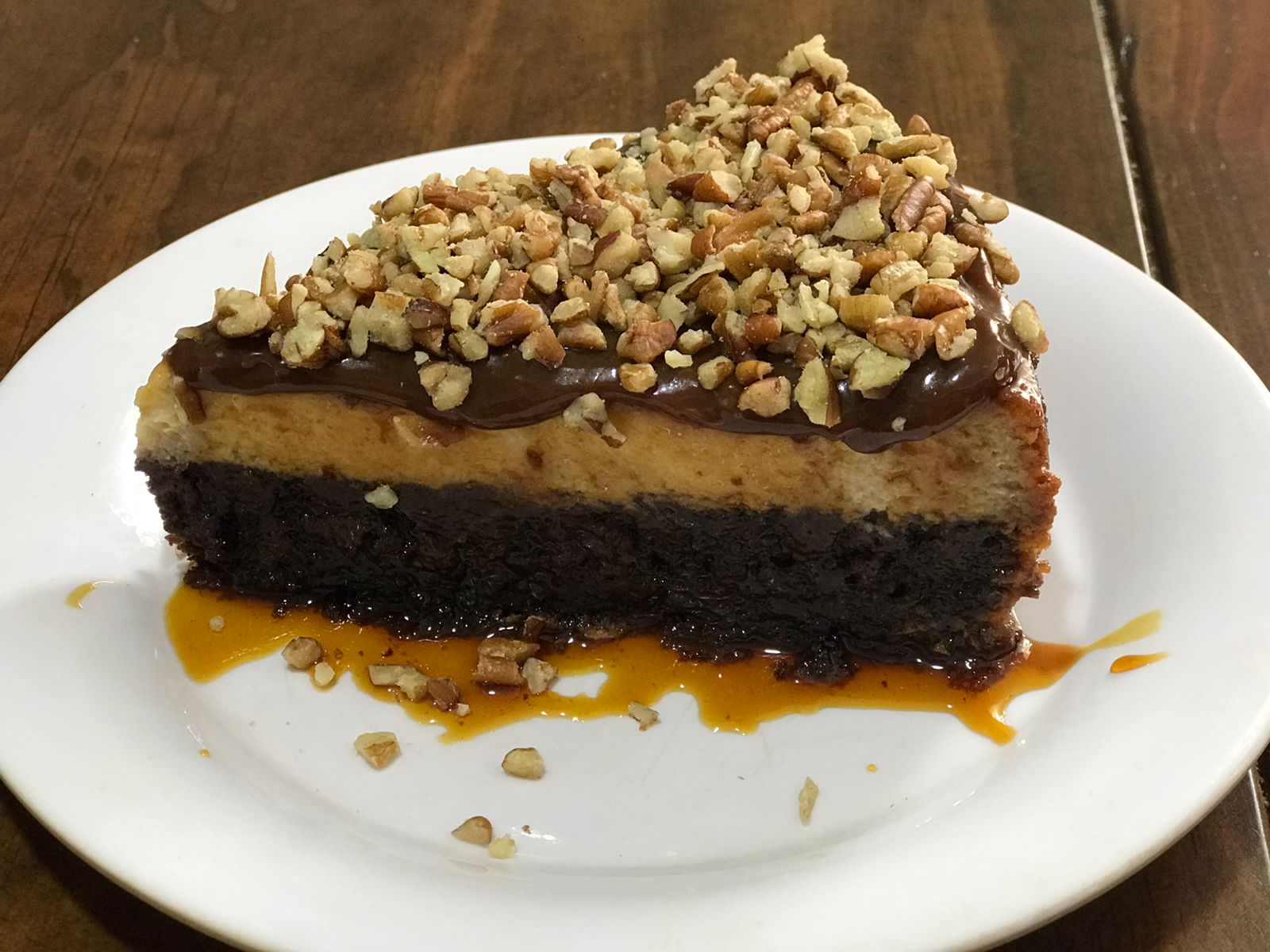 Chocoflan con cajeta y nuez