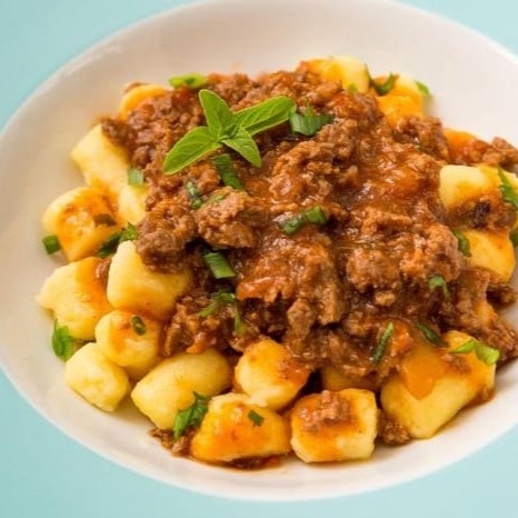 Nhoque (Gnocchi) ao Molho à bolonhesa Massa 200g + molho 200ml (Prato 400g) Nhoque: Batata Inglesa, Aipim com Ervas, Batata doce ou Espinafre Molho a Base de: Molho de Tomate com carne moída refogada e um toque secreto do Chef.