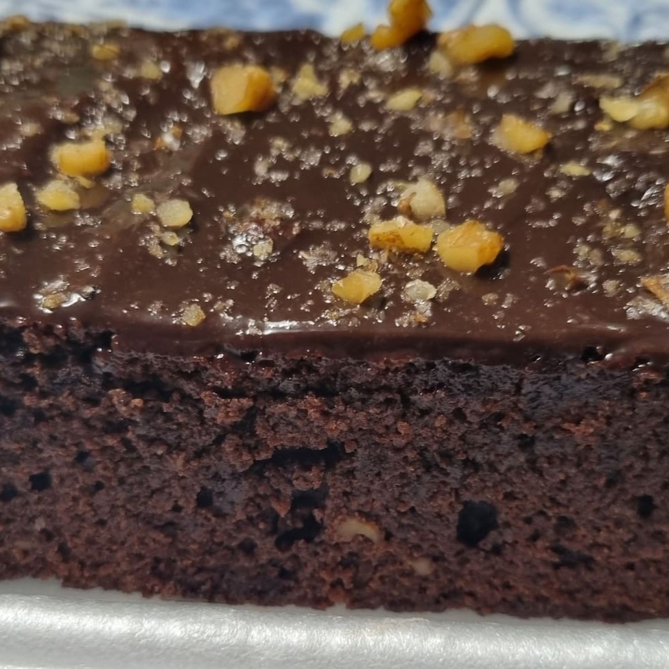 Delicioso Brownie Coberto com ganache de chocolate e nozes. Foto Real.