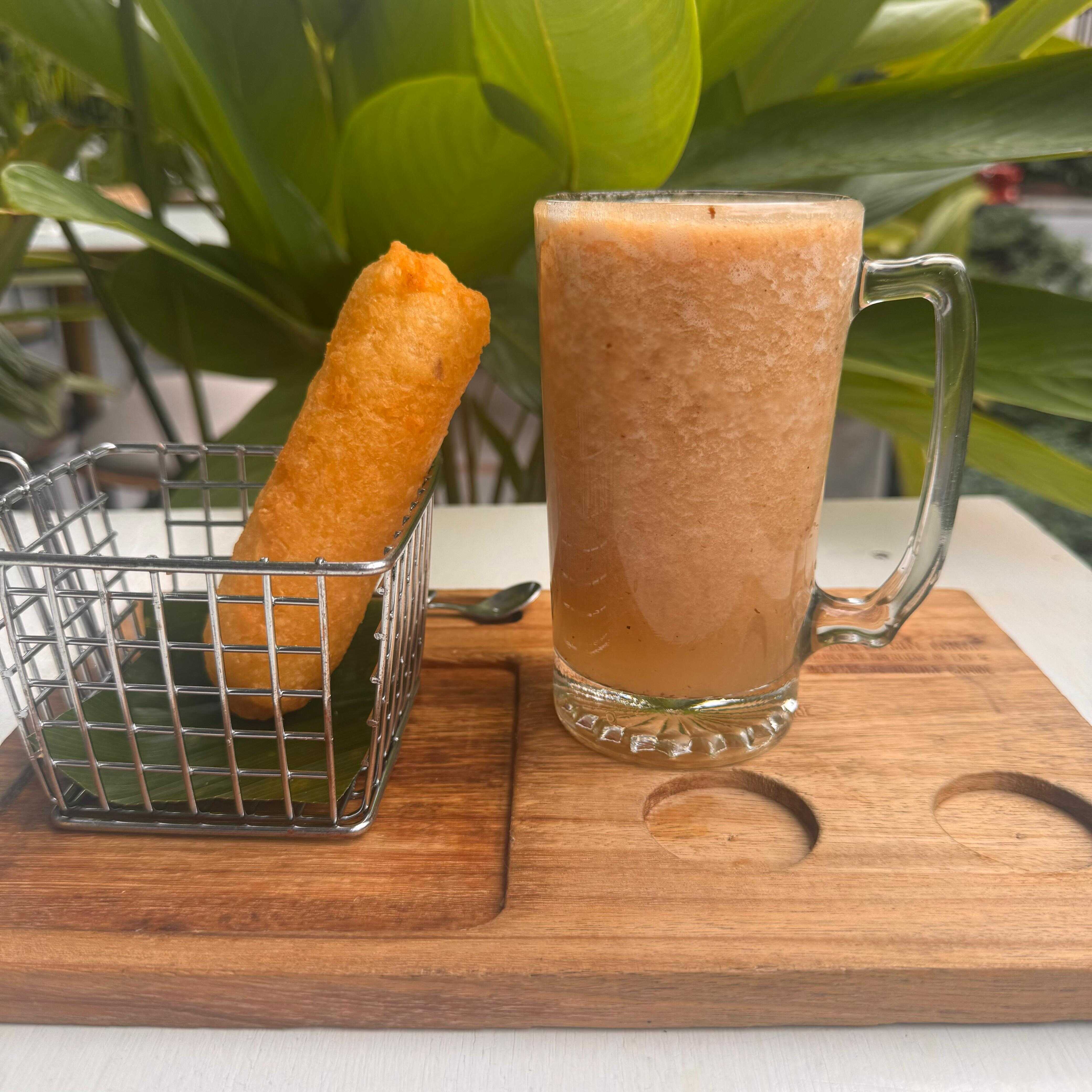 Carimañola de Queso más Jugo de tamarindo