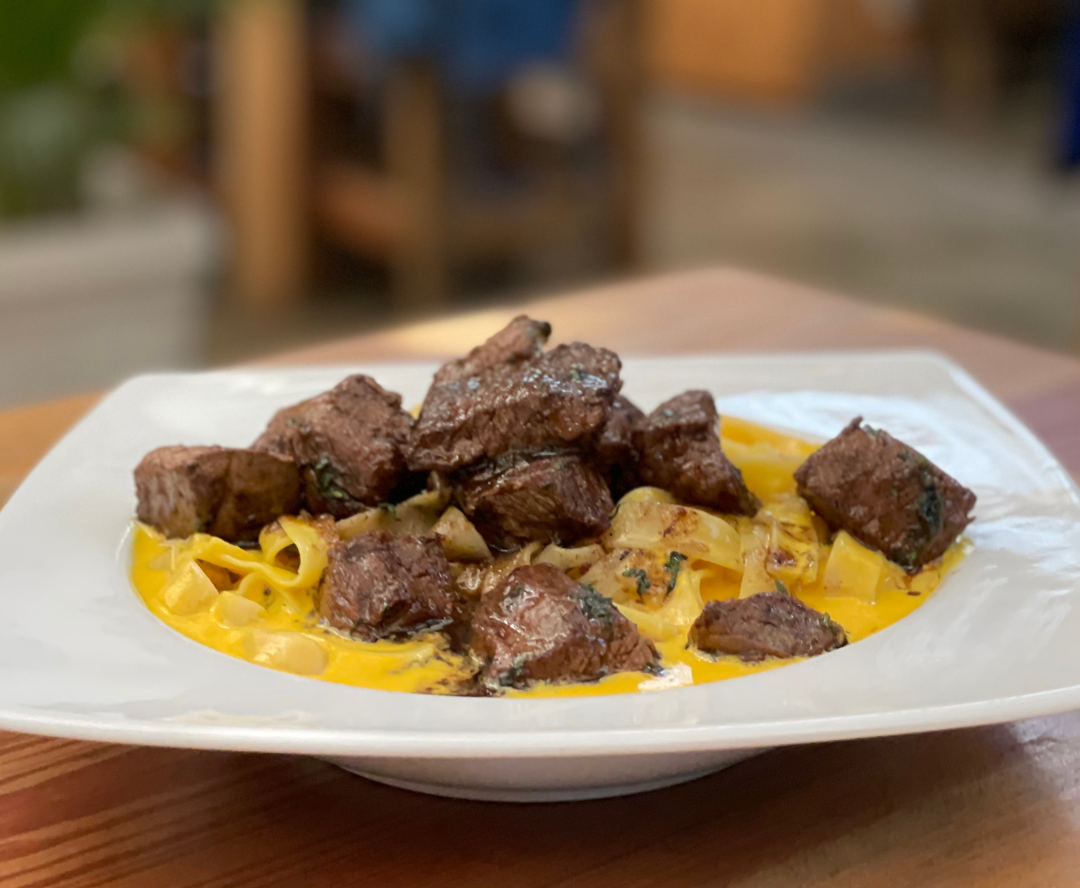Fetuccini a la Huancaína con Lomo