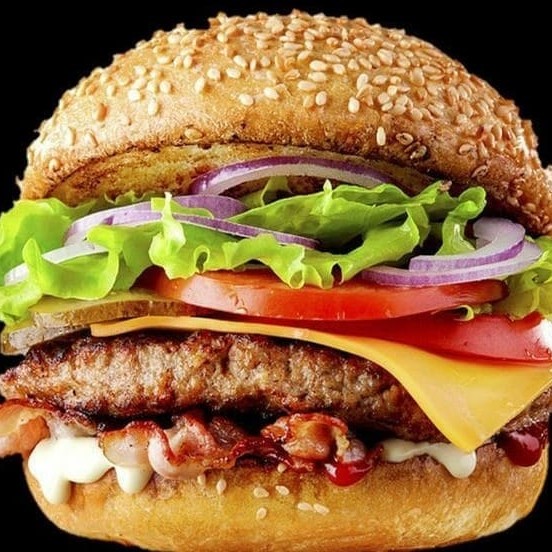 Hamburguer de picanha, alface, tomate, queijo muçarela, pão brioche, tiras de bacon, ovo, cebola roxa. acompanha batata