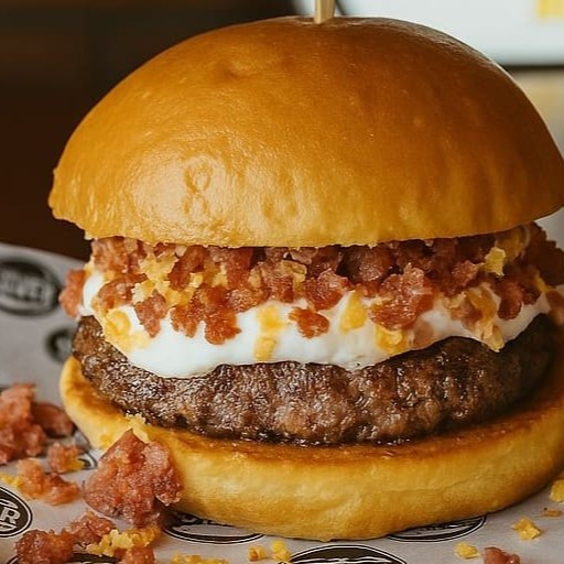 Pão brioche, blend Angus 160gr, cream cheese Polenghi, bacon em cubos, alho frito e maionese silver