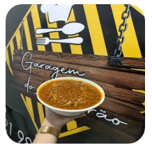 Macarrão espaguete, bacon, queijo mussarela, molho de tomate e carne moída.