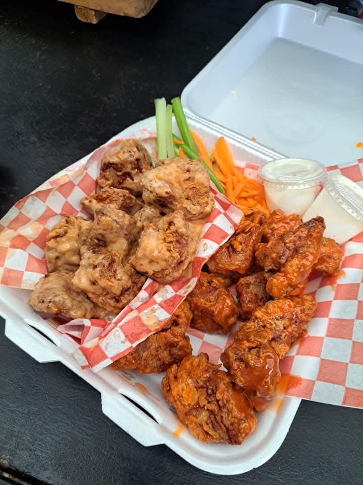 Paquete de 20 Boneless, Aros de Cebolla, Papas