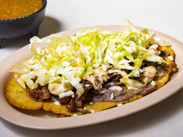 Huarache con Carne y Quesillo