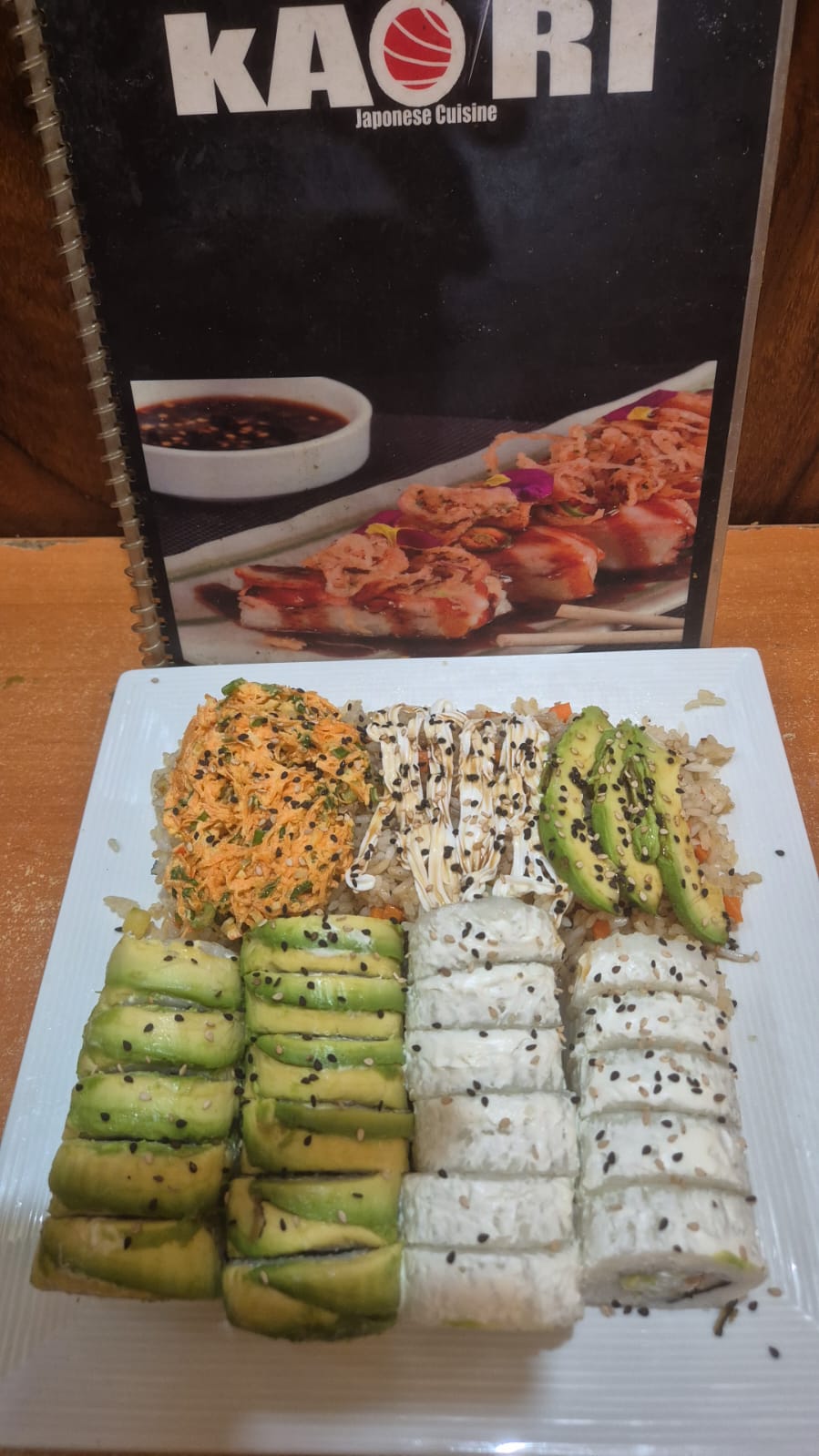 Combo 1 Yakimeshi Especial Vegetariano + 2 Rollos