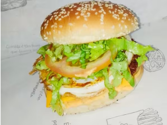 Pão de corte, carne, cheddar fatiado, ovo, alface, tomate e molho especial !