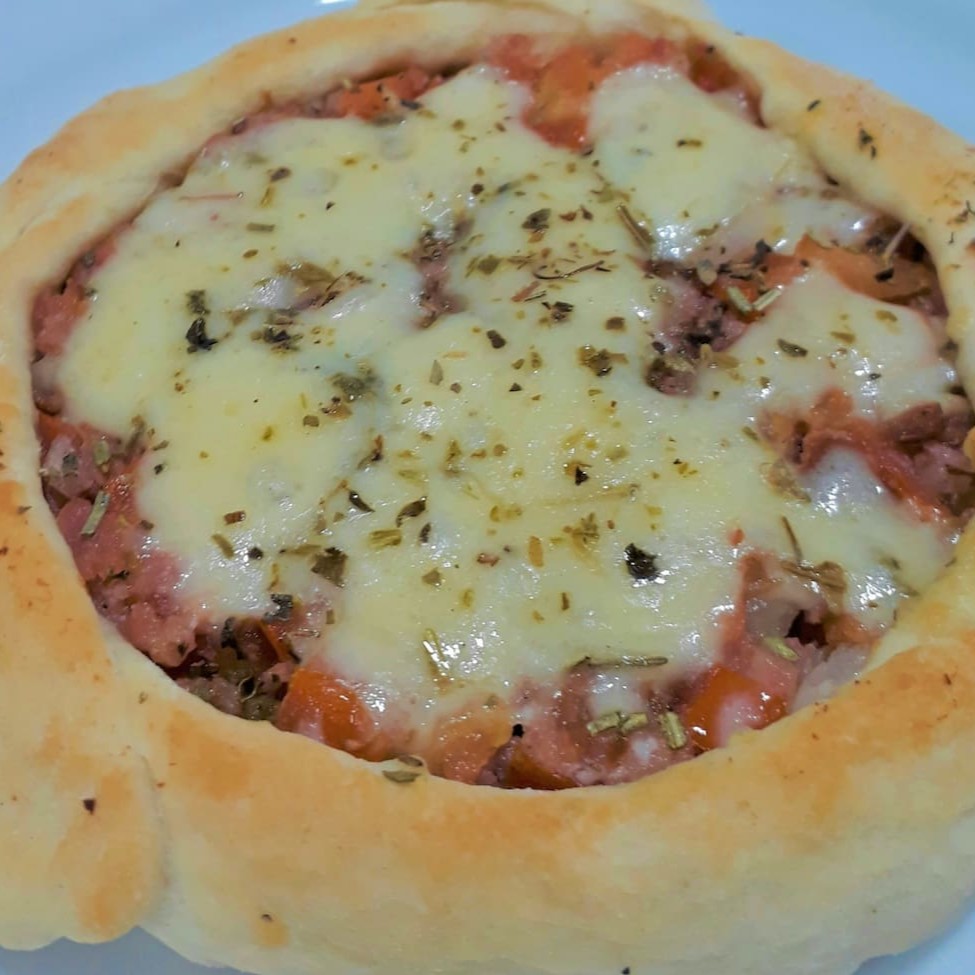 Esfiha Gourmet de linguiça calabresa: produzida artesanalmente, com farinha de trigo importada, recheada com tomate, cebola, muçarela e temperos.  (1 unidade = 90 gr)