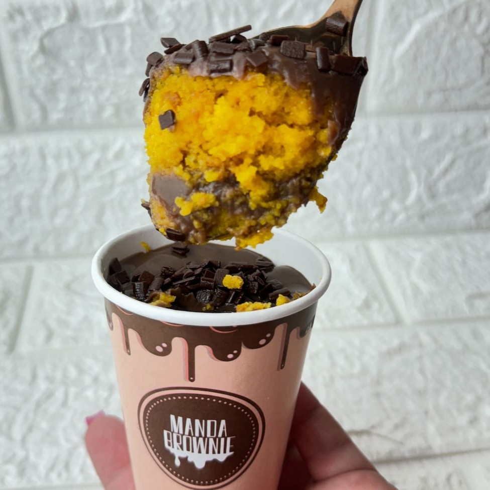 O bolo com poder de te levar à infância para comer o bolinho da vovó com muita doçura! Massa fofinha de cenoura, coberto com um cremoso chocolate cacau 50%, e finalizado com granulado de Chocolate Nobre! Peça agora mesmo! Peso médio: 200g