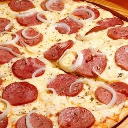 Acompanha Coca-Cola 1,5 L Molho de tomate, calabresa, queijo muçarela, cebola branca.