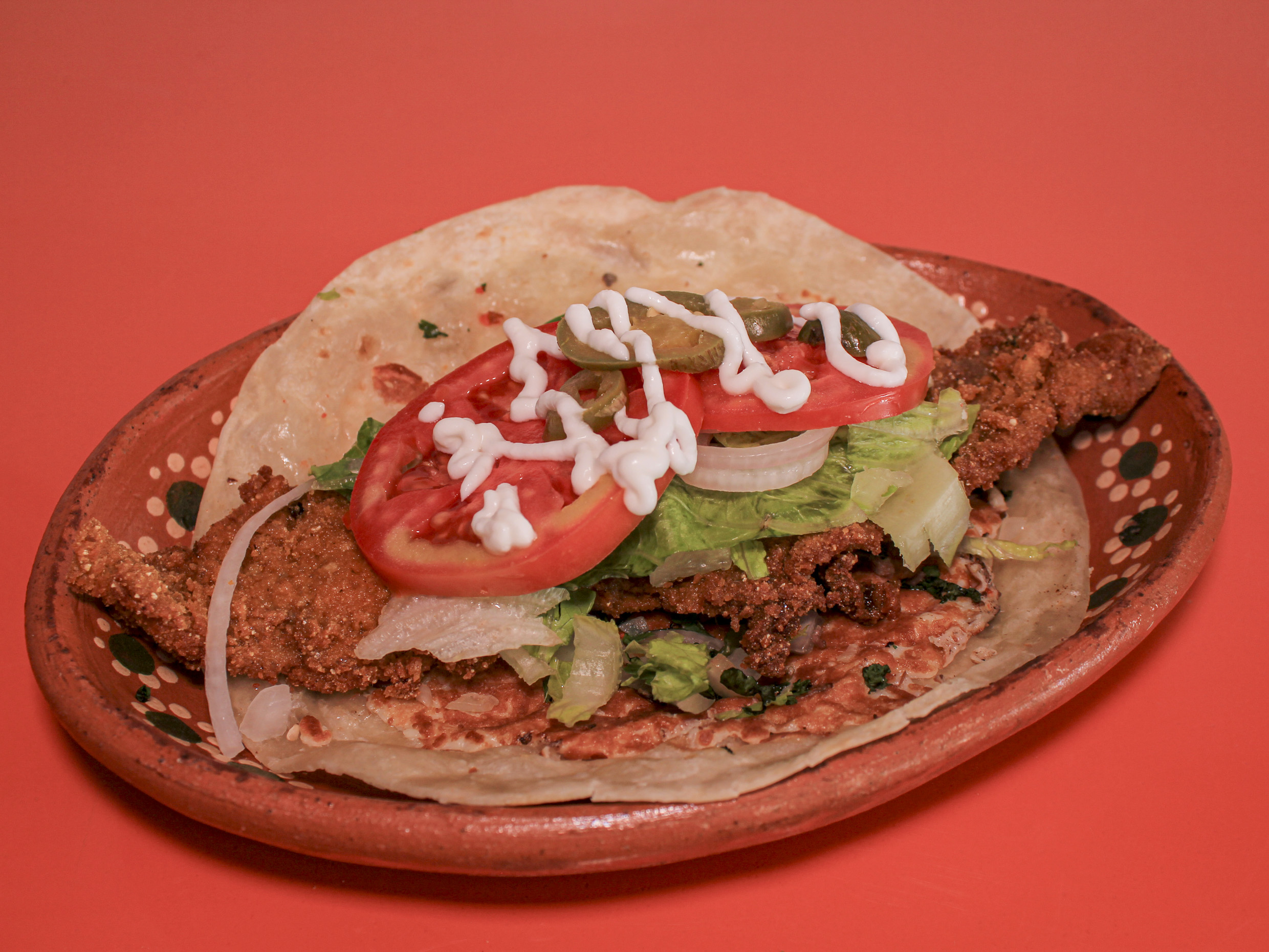 Quesadilla de harina de milanesa de res