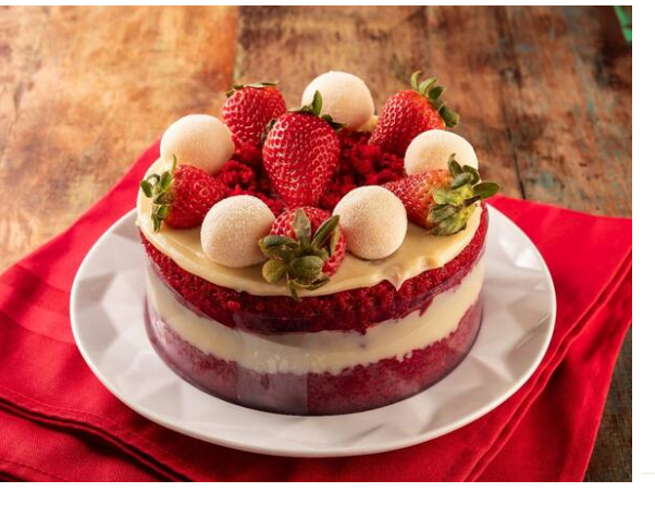 Massa Red Velvet recheado com brigadeiro de leite Ninho e morangos picados coberto com brigadeiro de leite Ninho e morangos  15centimetro de diâmetro 6 cm de altura 8 fatias