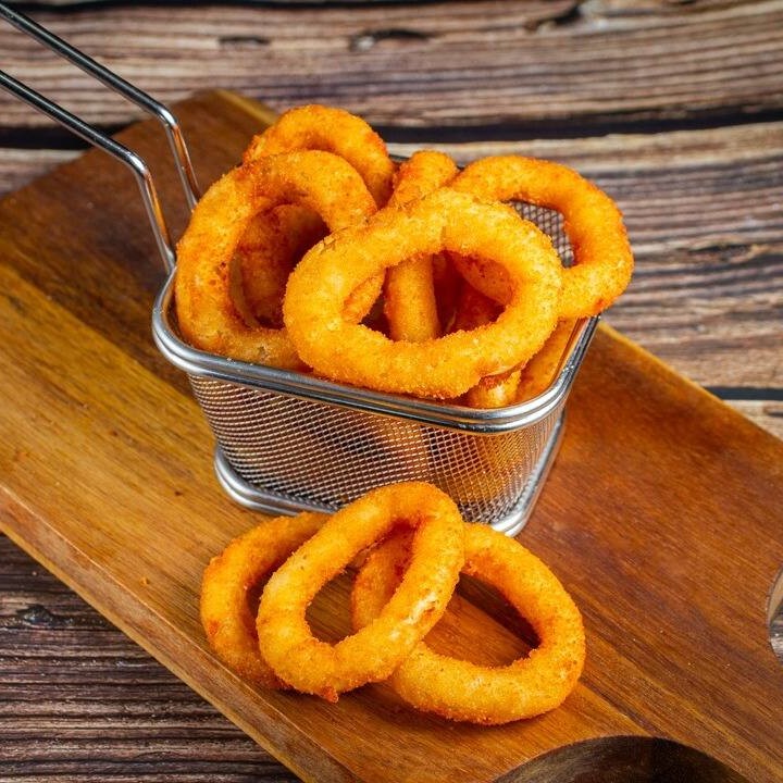 Deliciosas rodelas de cebola empanada e bem fritinha, garantindo a crocancia por fora e a maciez por dentro.