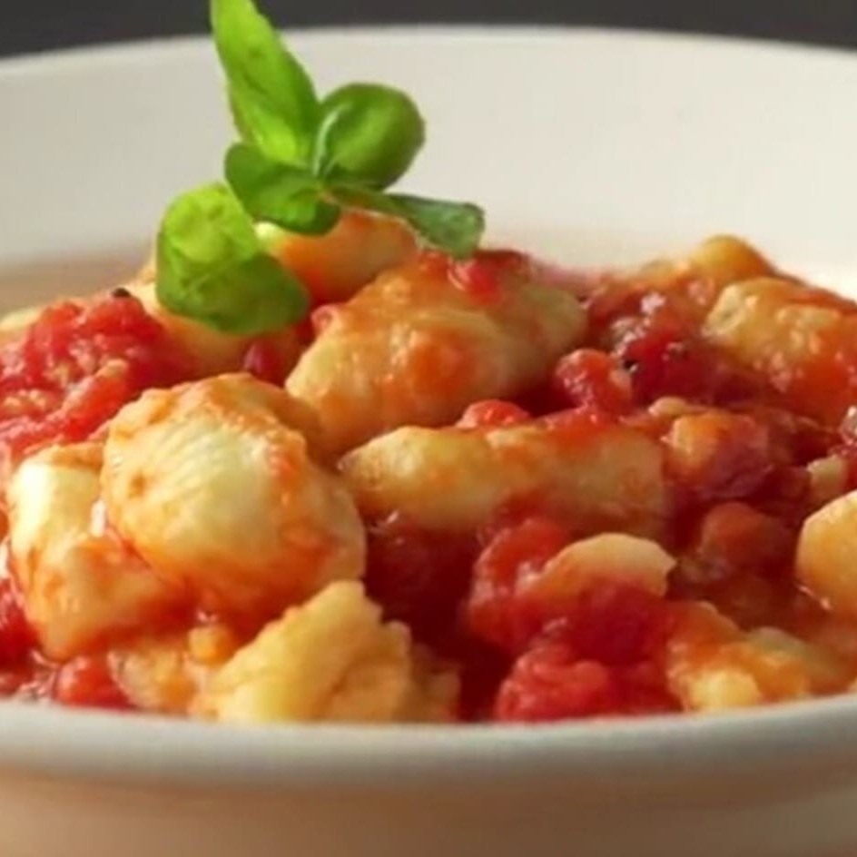 Um delicioso Nhoque tradicional ao Molho Pomodoro. Uma receita exclusiva, vindo direto da minha família vindo da Cícilia na Itália. Nhoques disponivéis: Batata inglesa, Batata doce ou aipim com ervas finas.