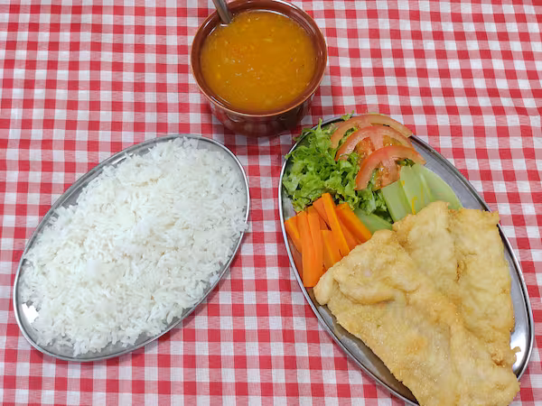 Filé de peixe, pirão, arroz e salada verde. O pirão e a salada vão separados.