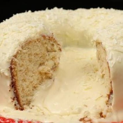 Bolo de Coco feito com massa 100% caseira e coberto com uma super cobertura Vulcão de Ninho!!!