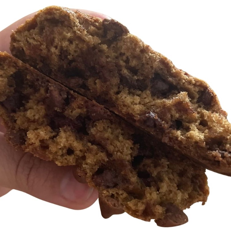 Macio por dentro, com uma massa de baunilha perfeitamente equilibrada, enquanto as gotas de chocolate ao leite derretem na boca, proporcionando um sabor intenso e reconfortante.   Ai vai uma dica: aqueça seu Cookie no microondas por 10s ou no forno pré aquecido à 180c por 5 min, para uma experiência incrível!!