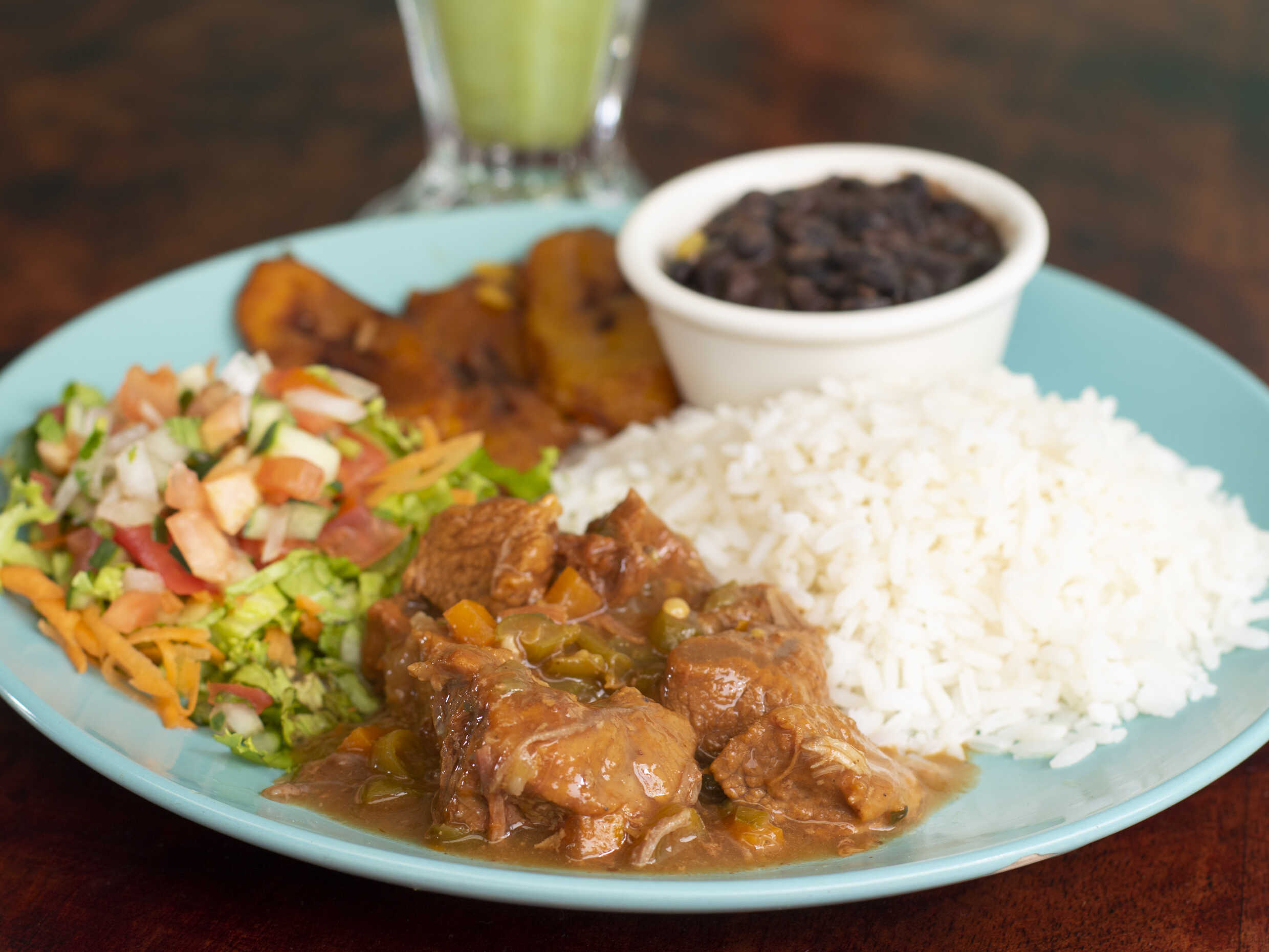Casado con Carne en Salsa + Bebida