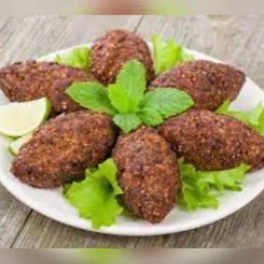 trigo para kibe, carne moída, hortelã, cebola, limão e especiarias.