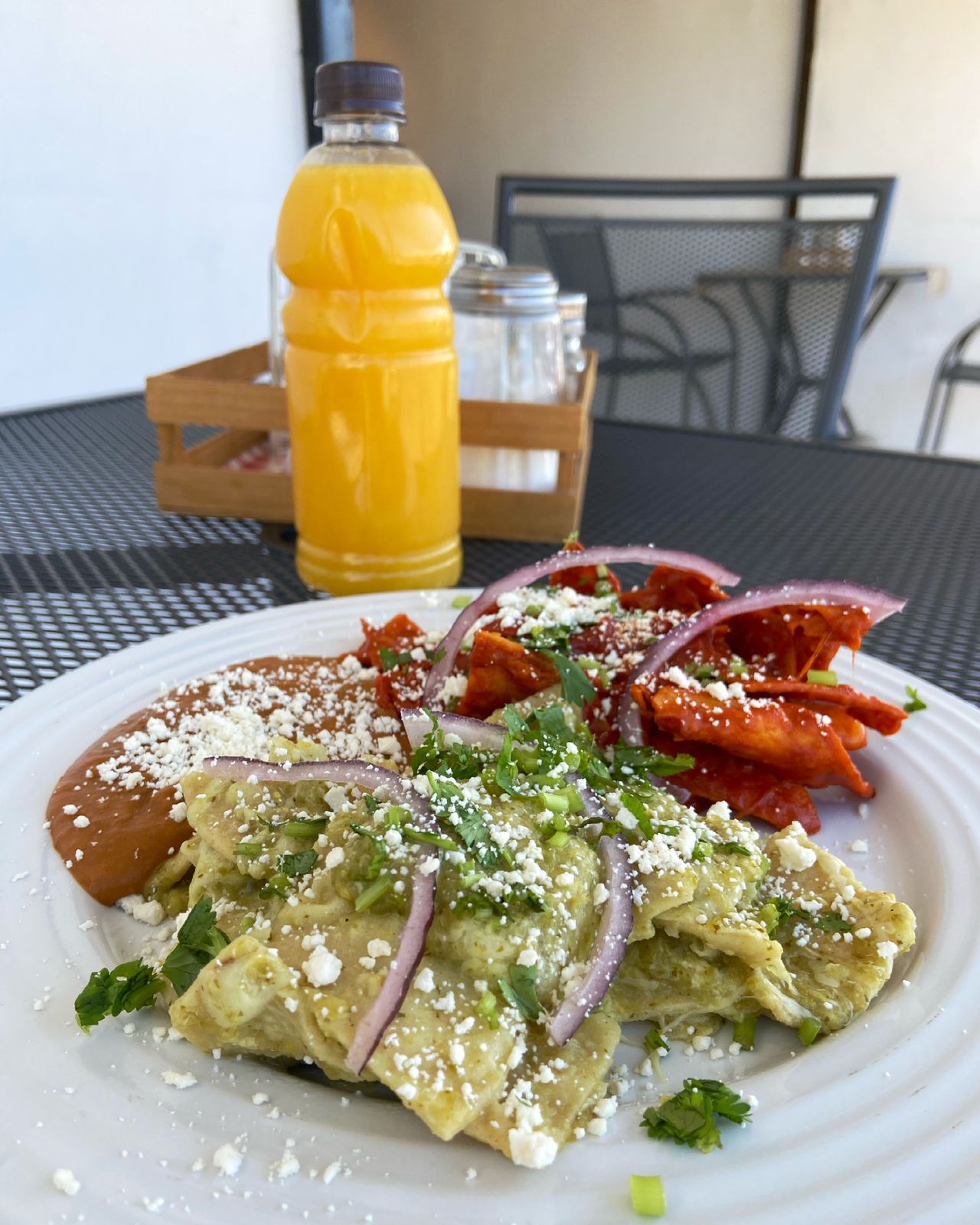 2 chilaquiles rojos o verdes +2 coca cola