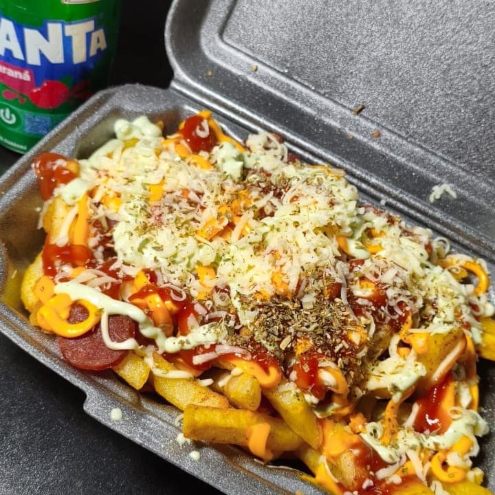 Batata frita crocante coberta com uma combinação irresistível: Catupiry cremoso, cheddar derretido, calabresa fatiada, bacon crocante, ketchup, maionese temperada e um toque especial de queijo ralado. Uma explosão de sabor em cada garfada!