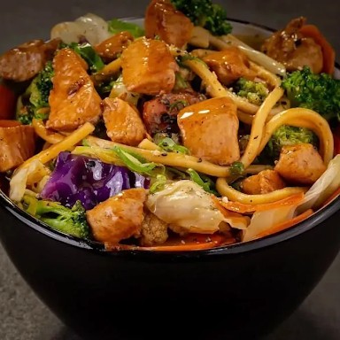 Tradicional receita oriental, feita com massa especial para yakisoba, filé de frango e legumes variados.