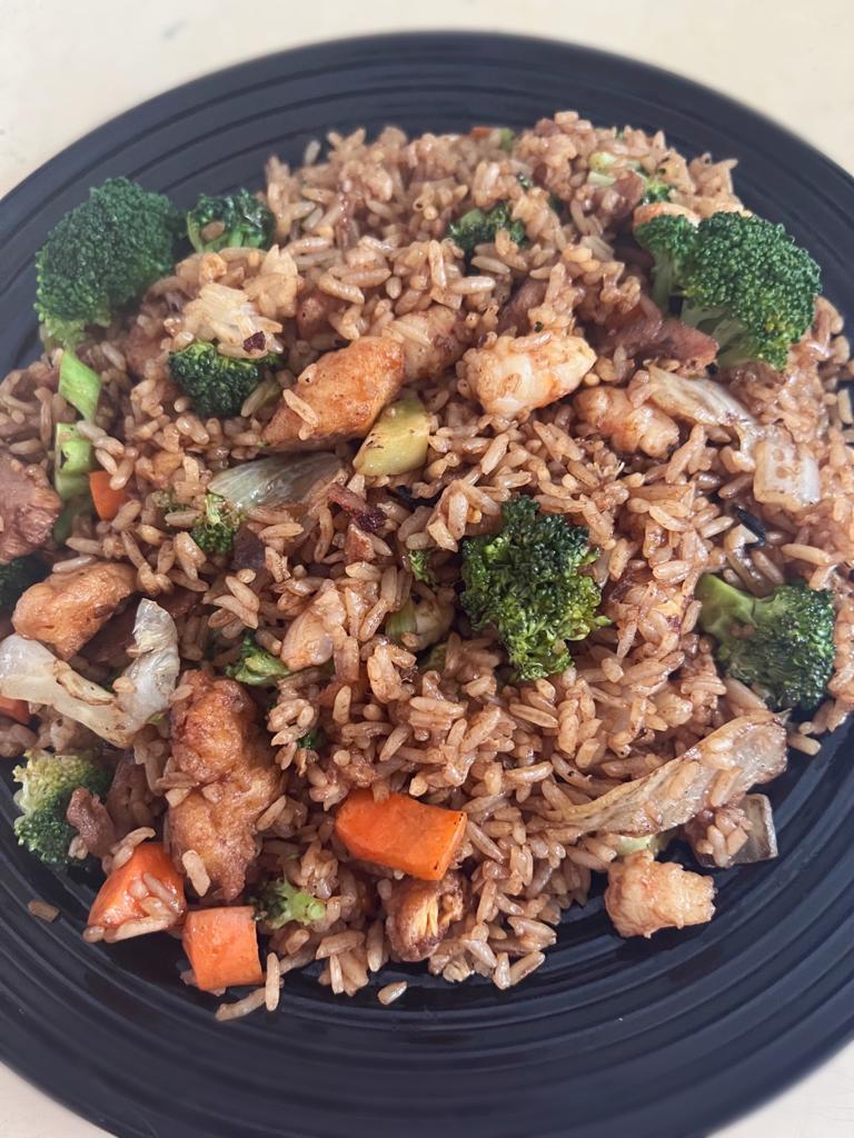 Arroz con Camarón, Pollo y Res.