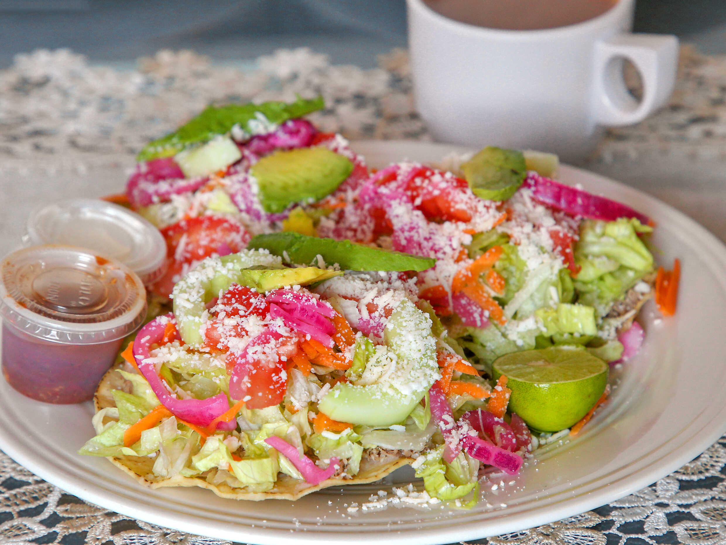 Tostada de Res o Pollo.