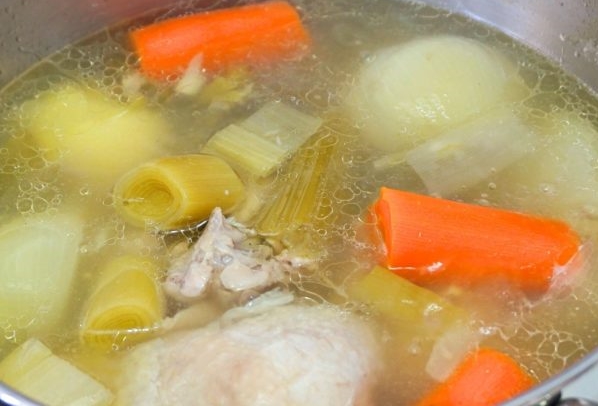 CALDO DE POLLO