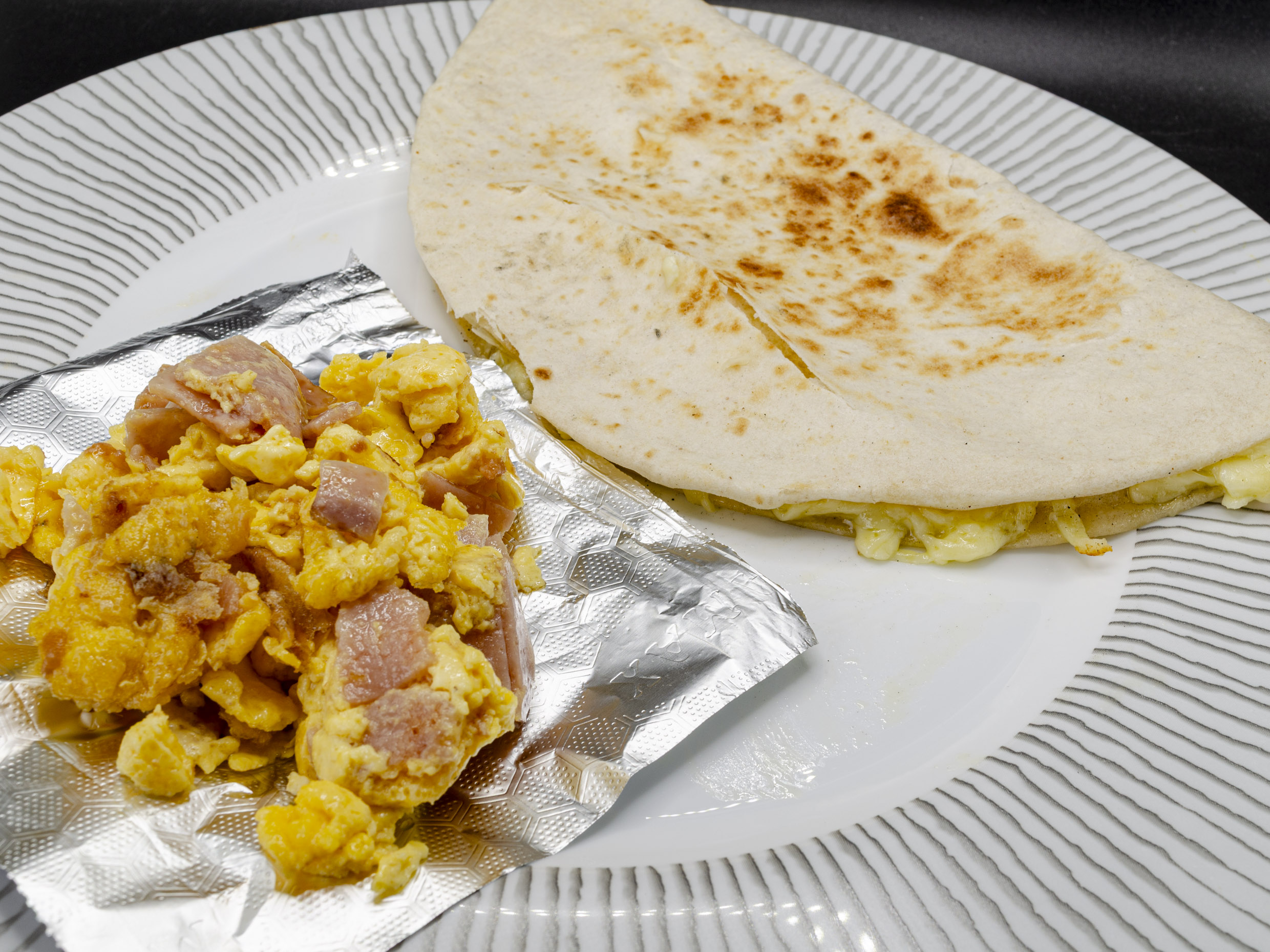 Quesadilla montada de huevo con jamon