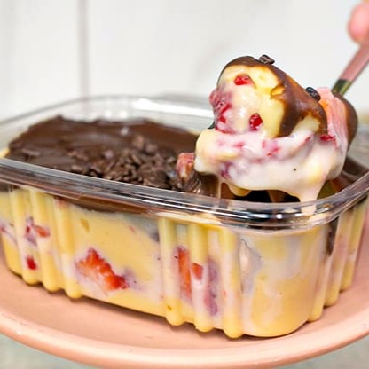 Uma explosão de sabor! Brigadeiro de Ninho cremoso, morangos frescos, ganache de chocolate blend e toque de granulado. Servido em pote 250ml, perfeito para comer de colher e se apaixonar.