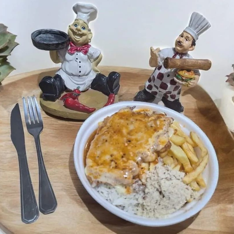 Quentinha 700ml  de Isopor .Frango a parmegiana    Arroz feijão farofa e fritas de batata  Não mandamos acompanhamentos separados e nem trocamos itens