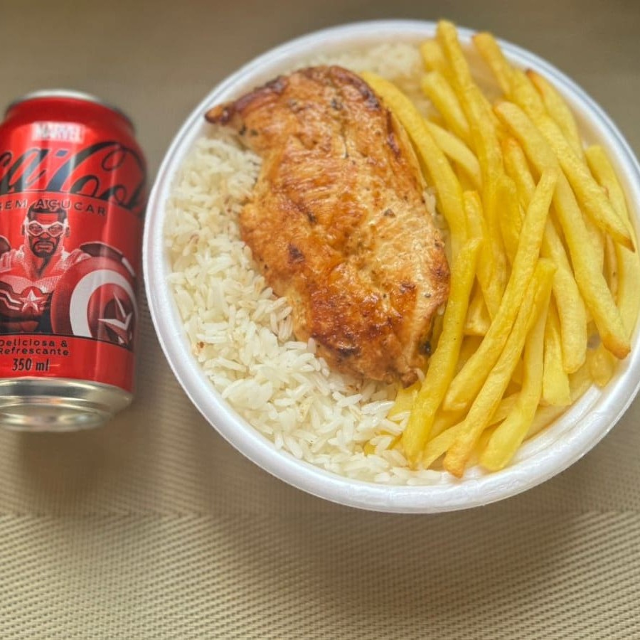 Marmita com delicioso filé de frango grelhado acompanhado de arroz branco, feijão e batatas fritas. Acompanha refrigerante Coca Cola lata Zero sem açúcar 350ml bem gelada. Marmita indicada para 01 pessoa.