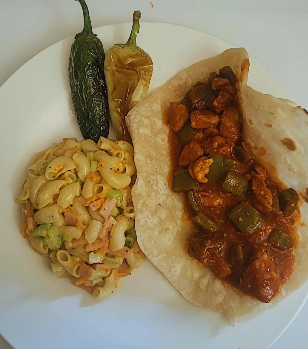 Taco de Pierna en Salsa Roja con Nopales.