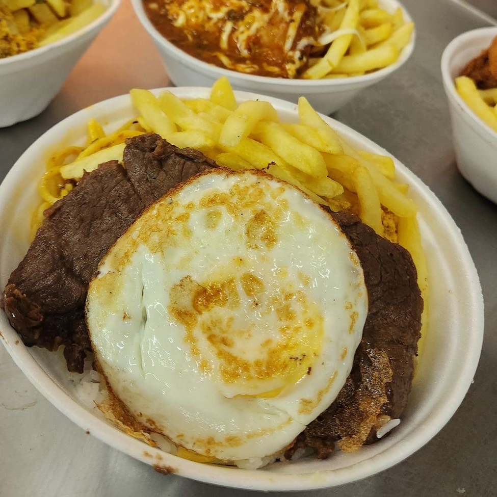 Feijão, arroz, macarrão, farofa, bife de alcatra, ovo frito e complemento(s). Personalize com complementos especiais.