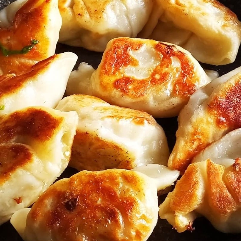 Massa fina recheada com carne de porco temperada com legumes. (10 unidades, 20g cada um)