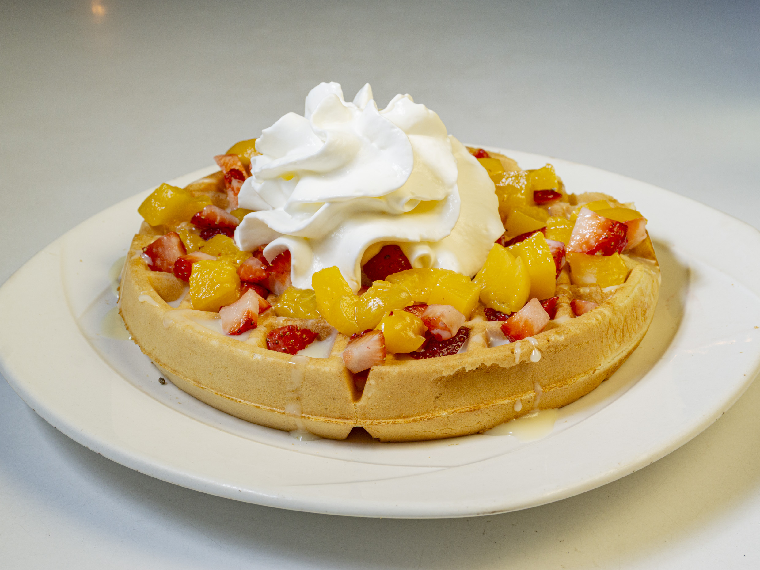Waffle de Lechera,duraznos,fresas y Crema Batida