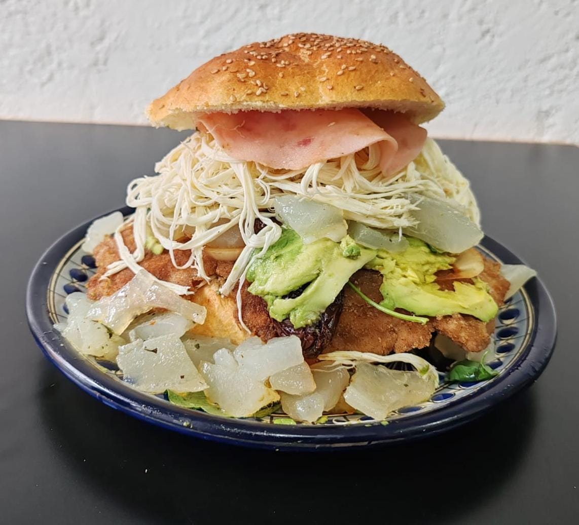 Cemita Especial Jumbo Milanesa con Pata