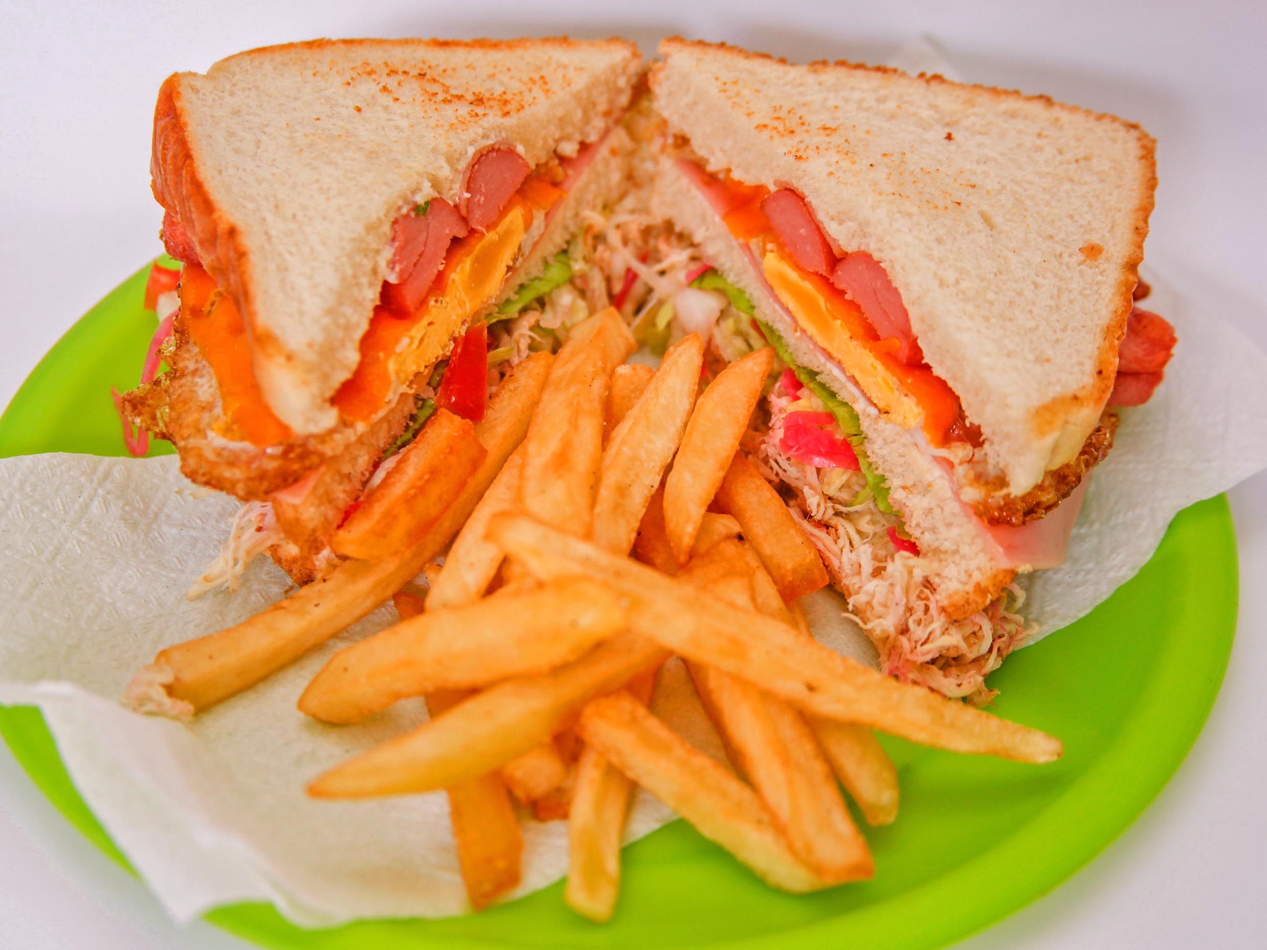 Sándwich Club con Papas