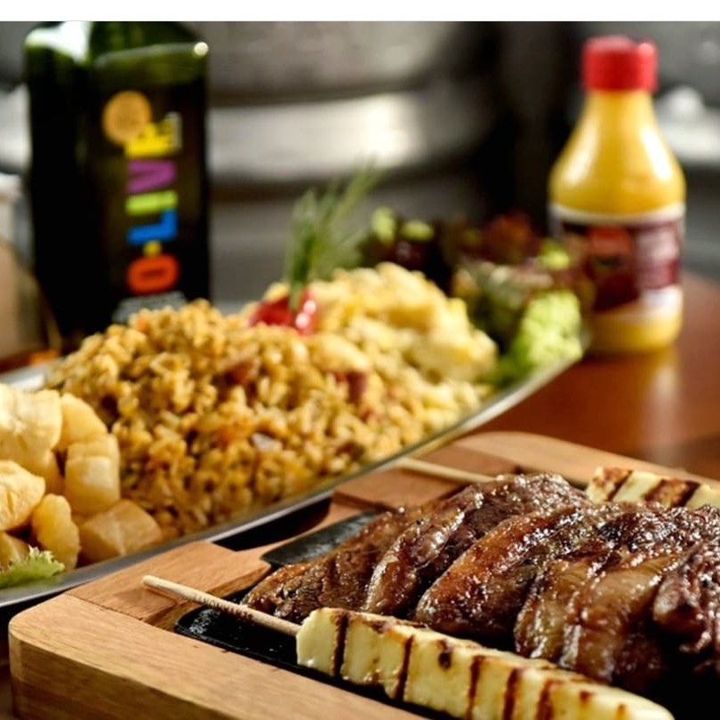 Baião de dois, 02 espetos de queijo coalho, aipim, farofa de ovo e molho vinagrete