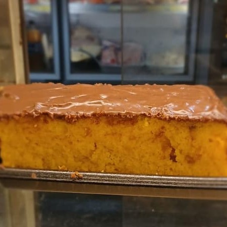 Bolo Fatia de Cenoura com Caldo de Chocolate em cima Serve 2 Pessoas