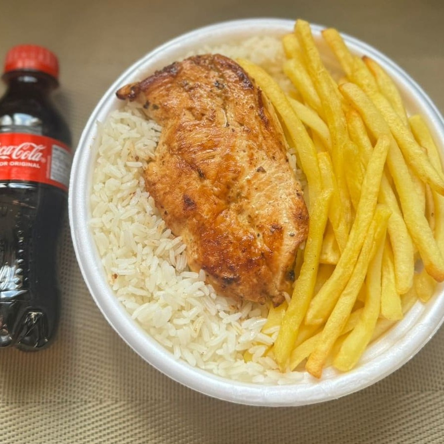 Marmita com delicioso filé de frango grelhado acompanhado de arroz branco, feijão e batatas fritas. Acompanha refrigerante pet Coca Cola bem gelado. Marmita indicada para 01 pessoa.