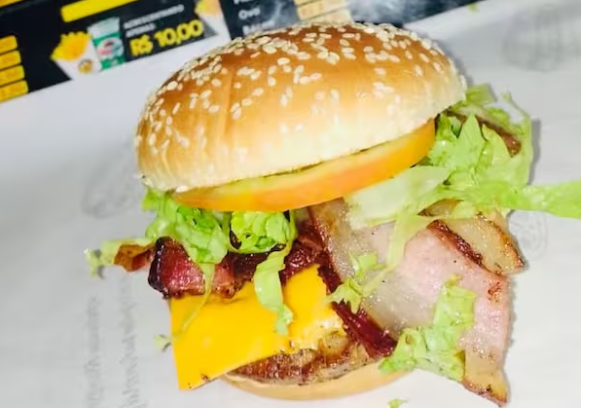 Pão de corte, carne, cheddar fatiado, bacon, alface, tomate e molho especial !