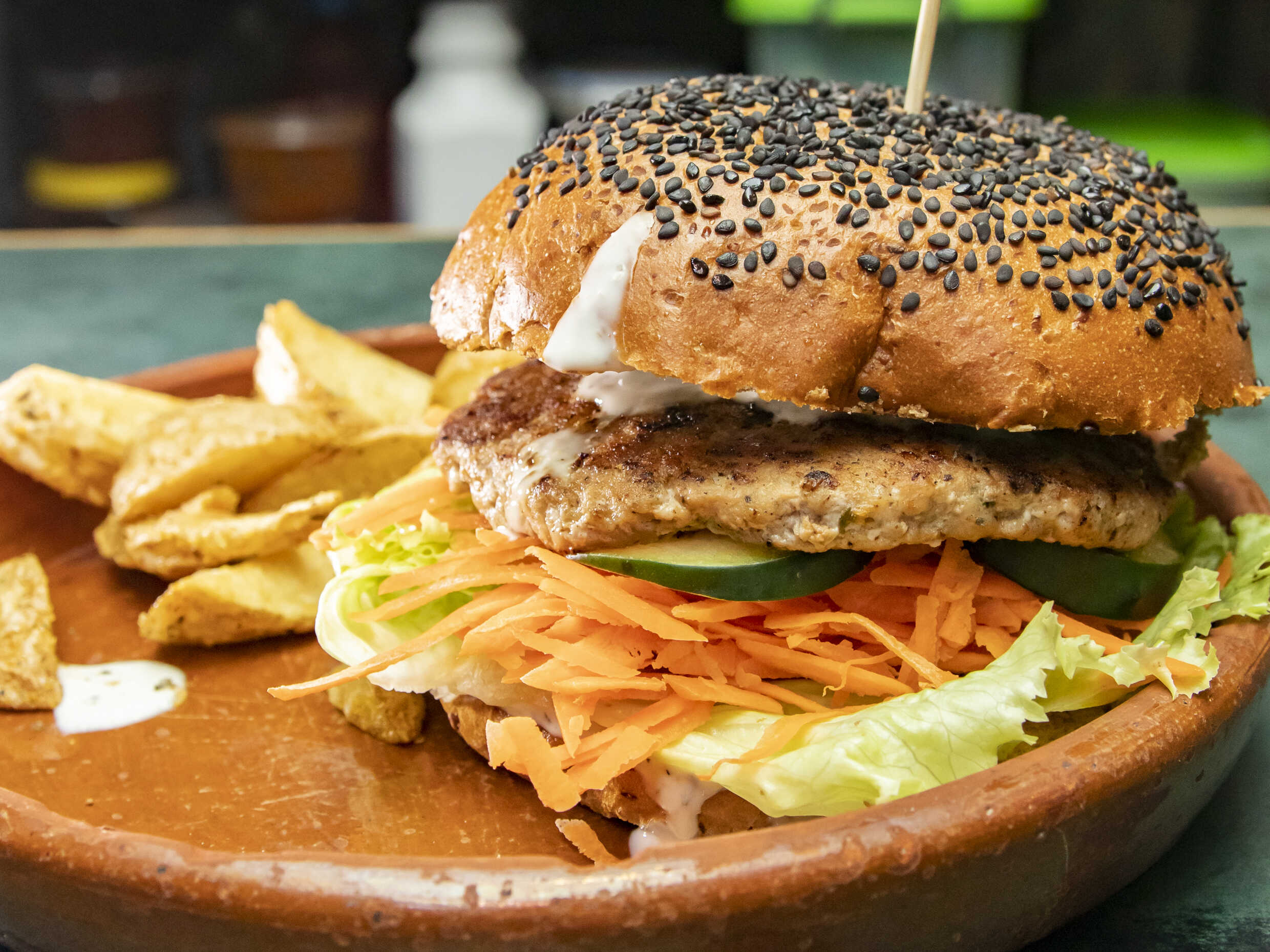 Hamburguesa hindú con papas fritas