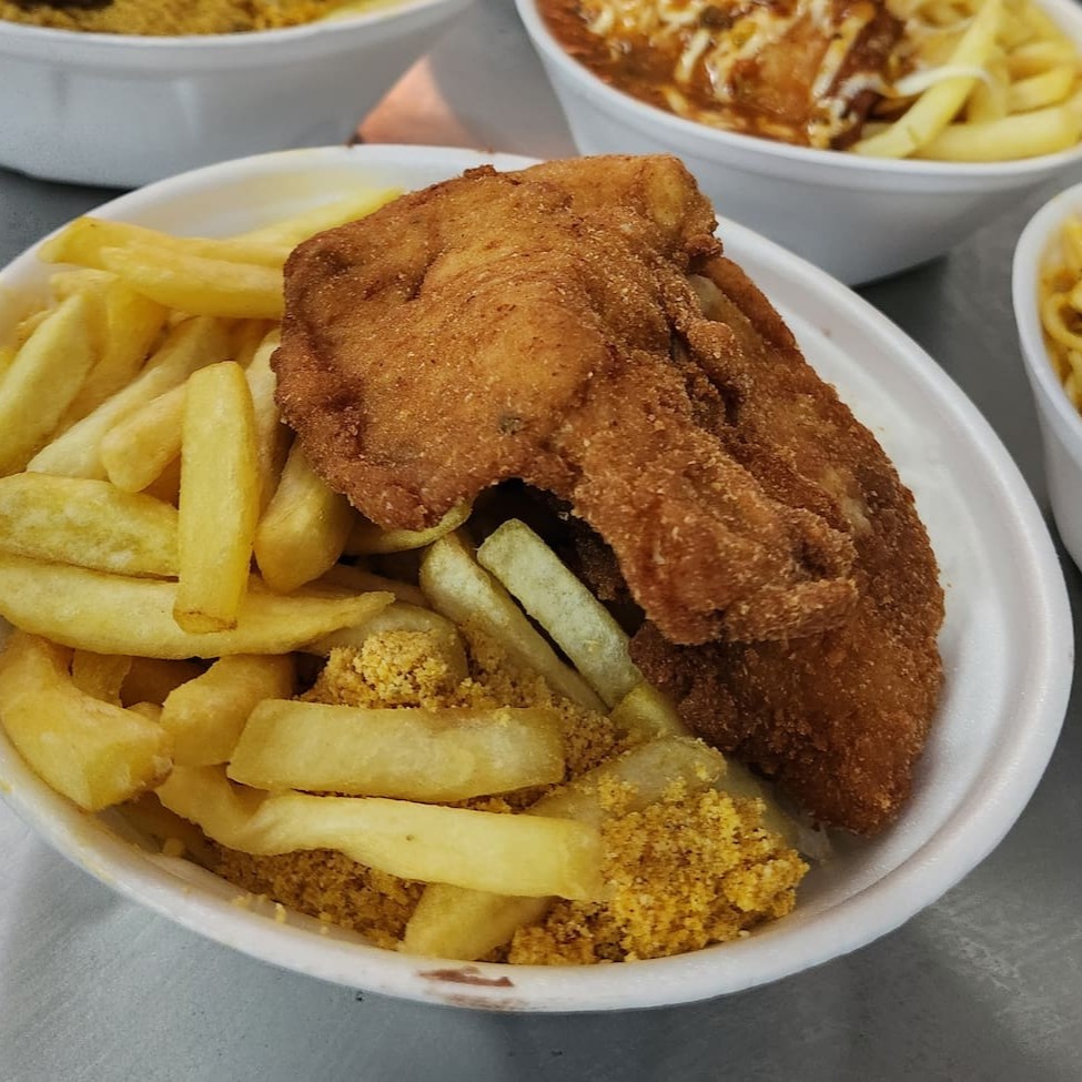 Feijão, arroz, macarrão, farofa, frango empanado e complemento(s). Personalize com complementos especiais.